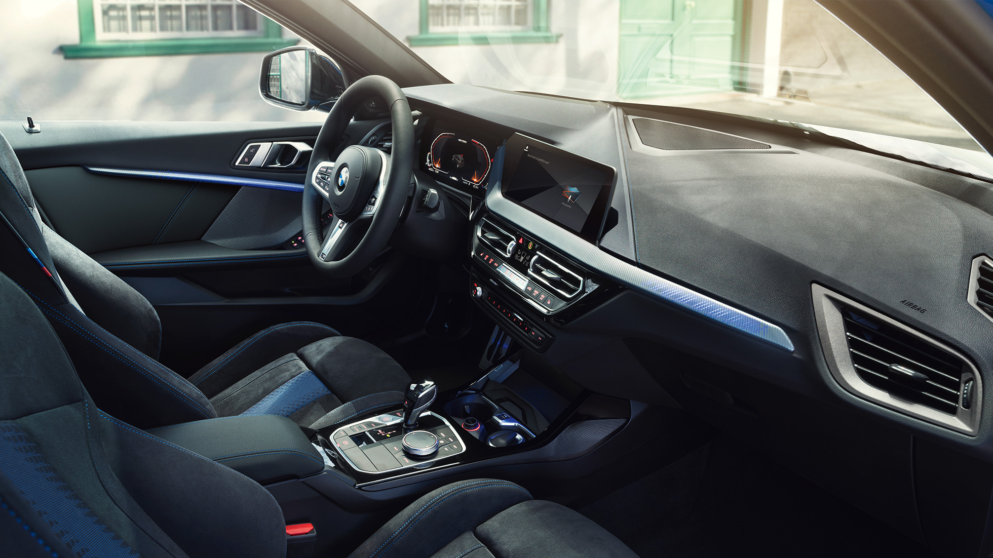 BMW 1 Serisi sportif iç tasarım. M Sport koltuklar, M deri direksiyon ve aydınlatmalı iç kaplamalar ile BMW 1 Serisi kokpiti.