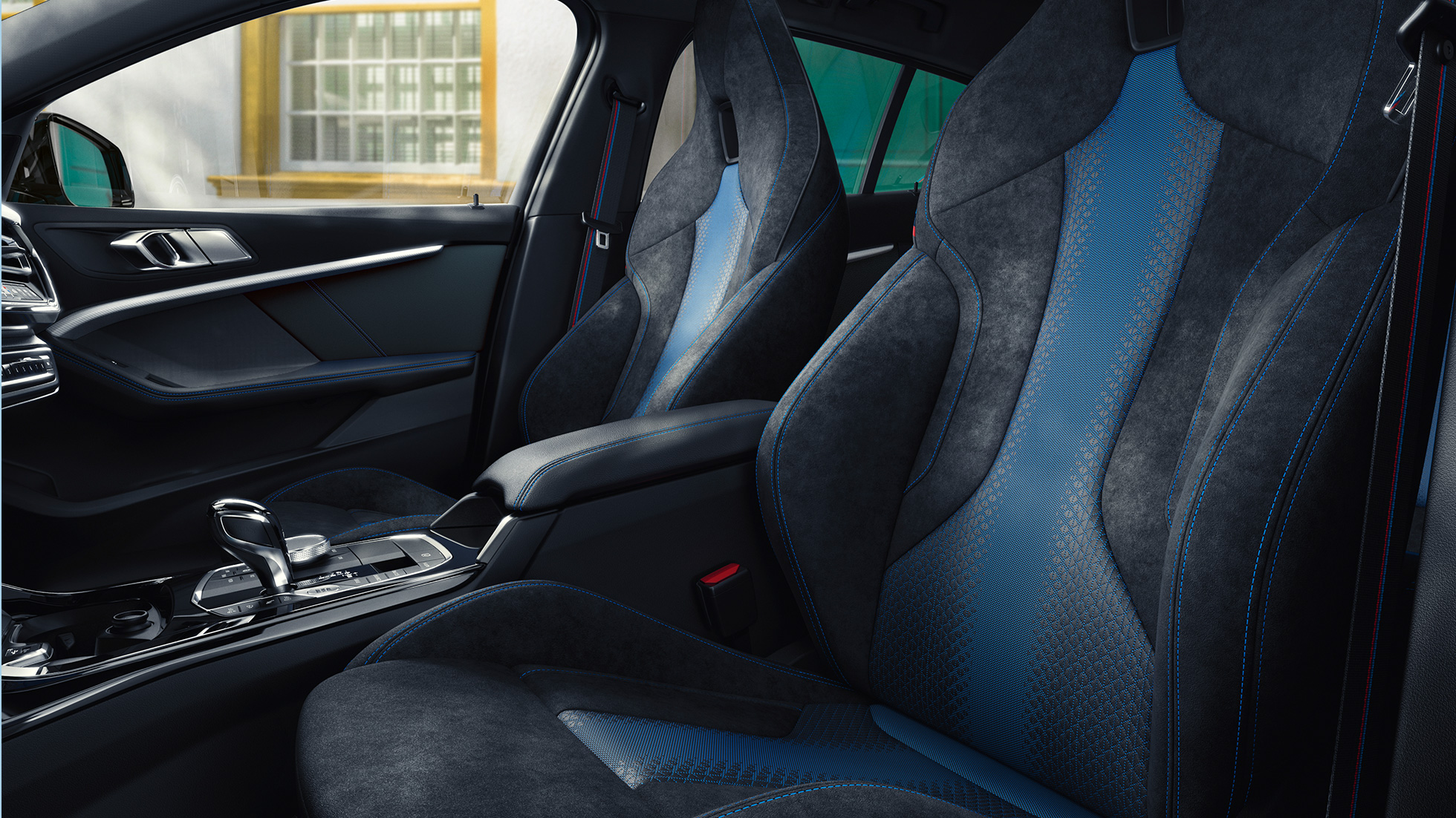 M Sport koltuklar. BMW 1 Serisi’nde kontrast dikişli ve entegre başlıklı ergonomik tasarımlı M Sport koltuklar.