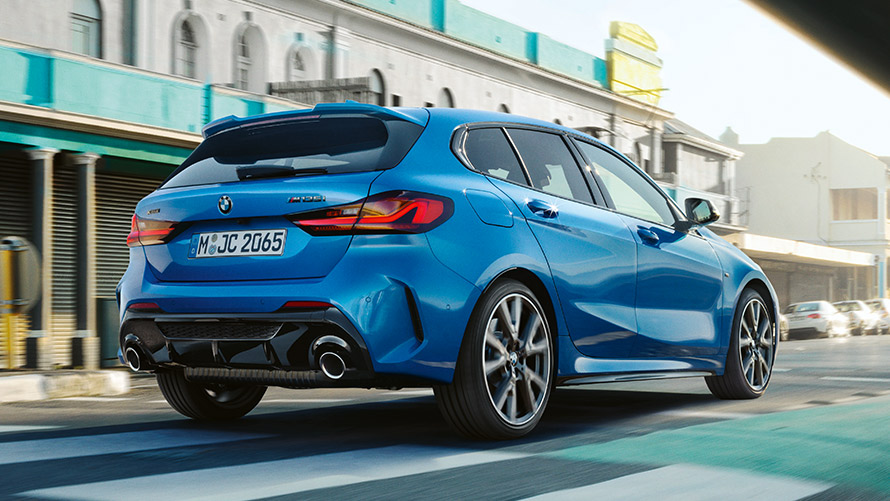BMW 1 Serisi F40, sürüş esnasında arka çaprazdan görünüm BMW 1 Serisi F40, Metalik Mavi/Misano, sürüş esnasında arka çaprazdan görünüm