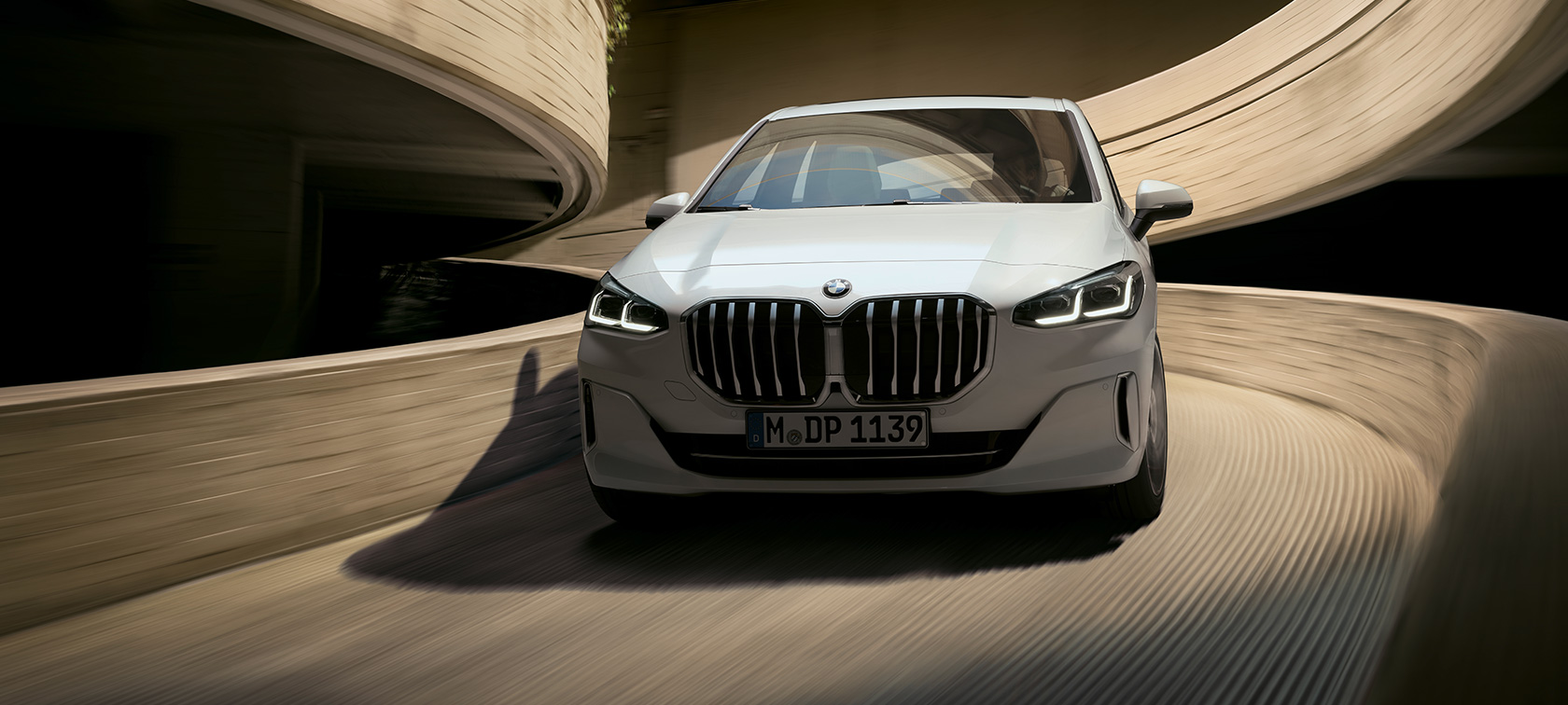 BMW 2 Serisi Active Tourer U06, Metalik Beyaz/Mineral, otoparkta sürüş esnasında önden görünüm