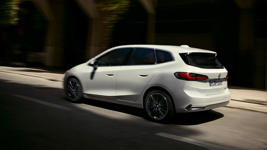 BMW 2 Serisi Active Tourer U06, yandan görünüm BMW 2 Serisi Active Tourer U06, Metalik Beyaz/Mineral, yolda sürüş esnasında yandan görünüm