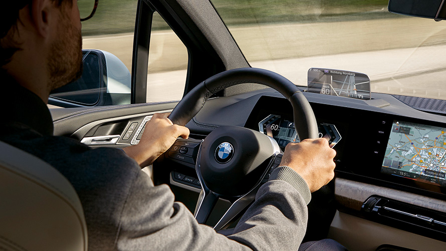 BMW 2 Serisi Active Tourer U06, sürüş asistan sistemleri BMW 2 Serisi Active Tourer U06, sürüş asistan sistemleri, direksiyonun arkasındaki bir adamla birlikte kokpitin görünümü