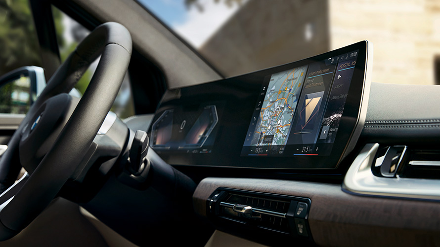 BMW 2 Serisi Active Tourer U06, BMW iDrive BMW 2 Serisi Active Tourer U06, BMW iDrive, BMW İşletim Sistemi 8, BMW Kavisli Ekranın yakın çekim görüntüsü