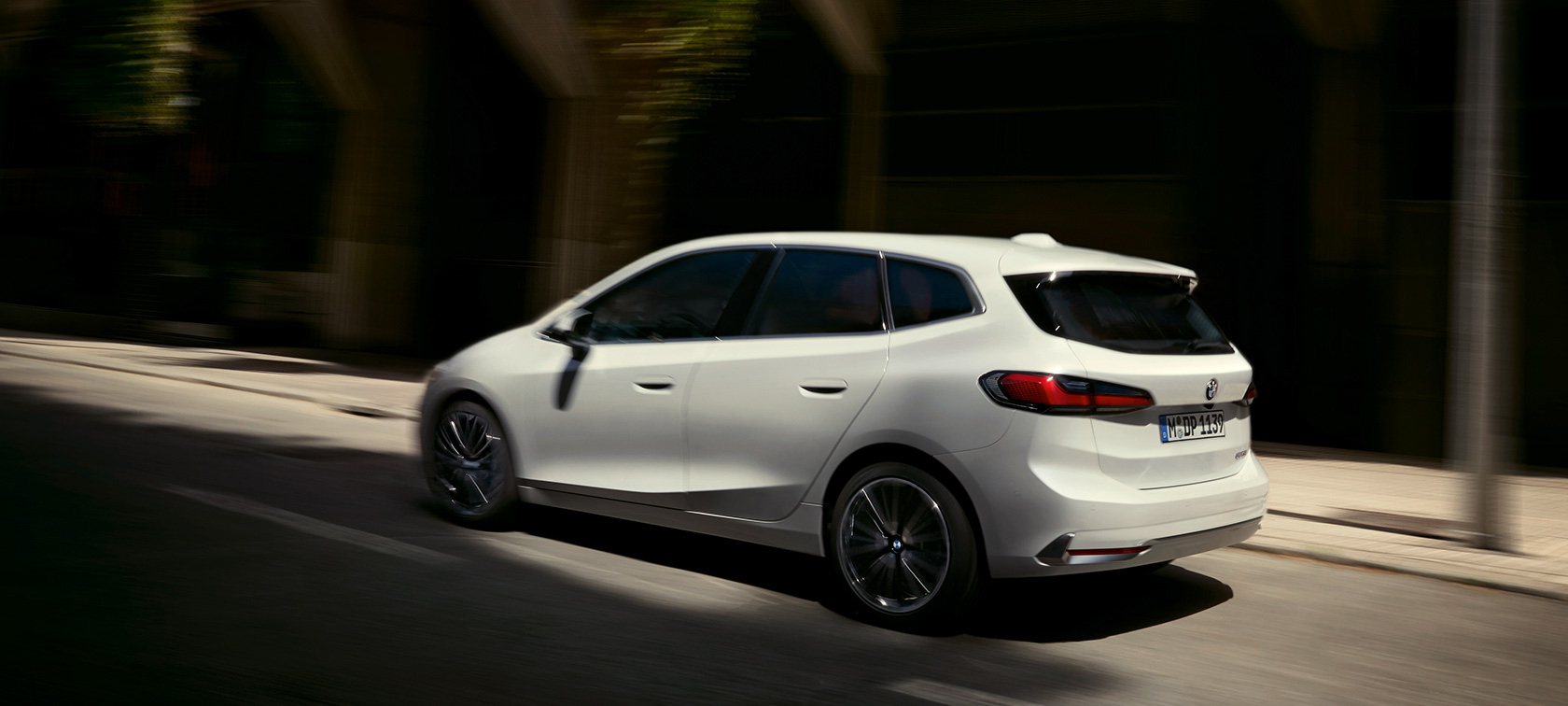 BMW 2 Serisi Active Tourer U06, sürüş esnasında arka çaprazdan görünüm BMW 2 Serisi Active Tourer U06, Metalik Beyaz/Mineral, sürüş esnasında arka çaprazdan görünüm