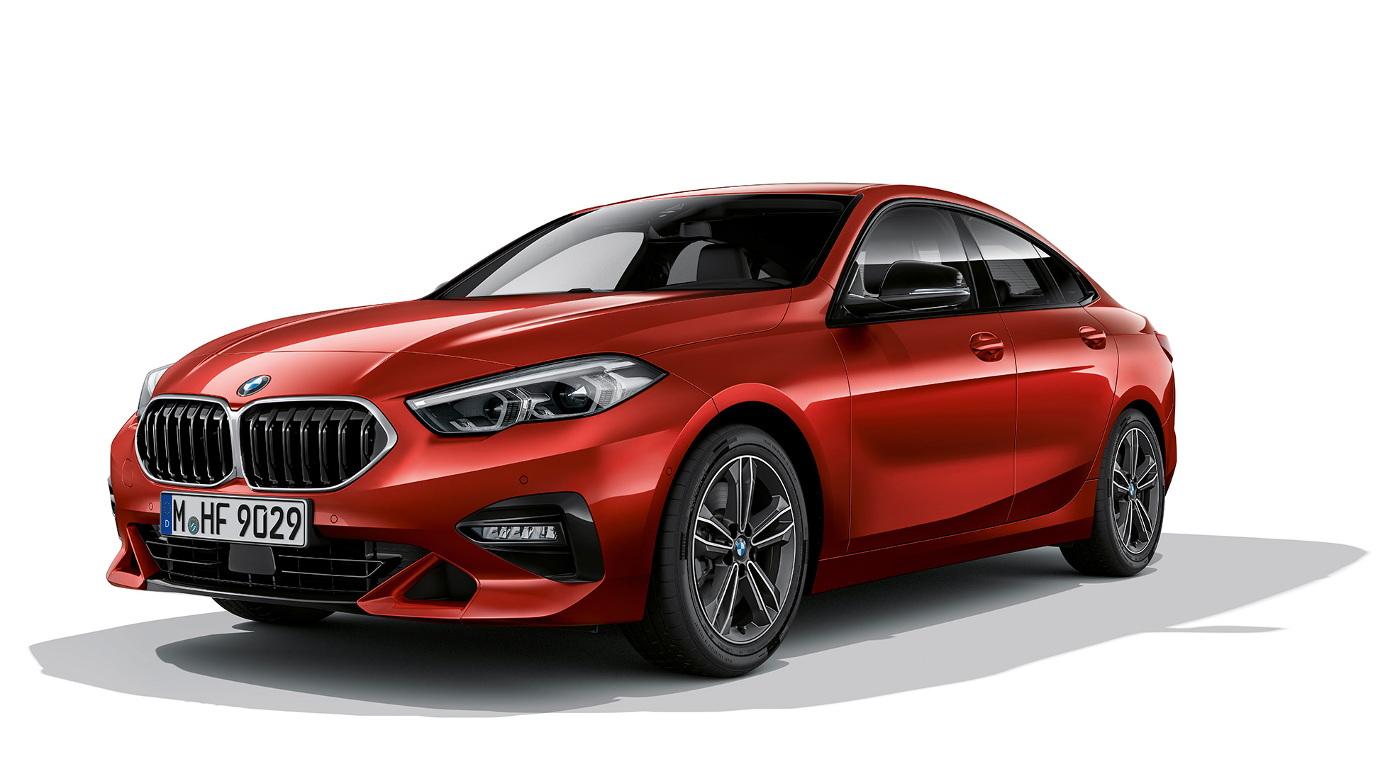 BMW Böbrek Izgaraları Yeni BMW 2 Serisi Gran Coupé Sport Line Krom renkte çerçeveli BMW Böbrek Izgaraları Yeni BMW 2 Serisi Gran Coupé Metalik Kırmızı/Melbourne Sport Line F44 yandan görünüm