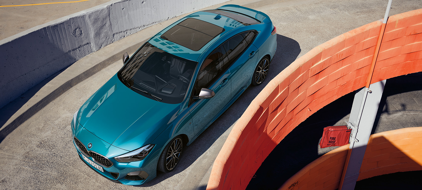 Panoramik cam tavanlı BMW 2 Serisi Gran Coupé Panoramik cam tavanlı BMW 2 Serisi Gran Coupé Metalik Mavi/Snapper Rocks F44 kuş bakışı görünüm