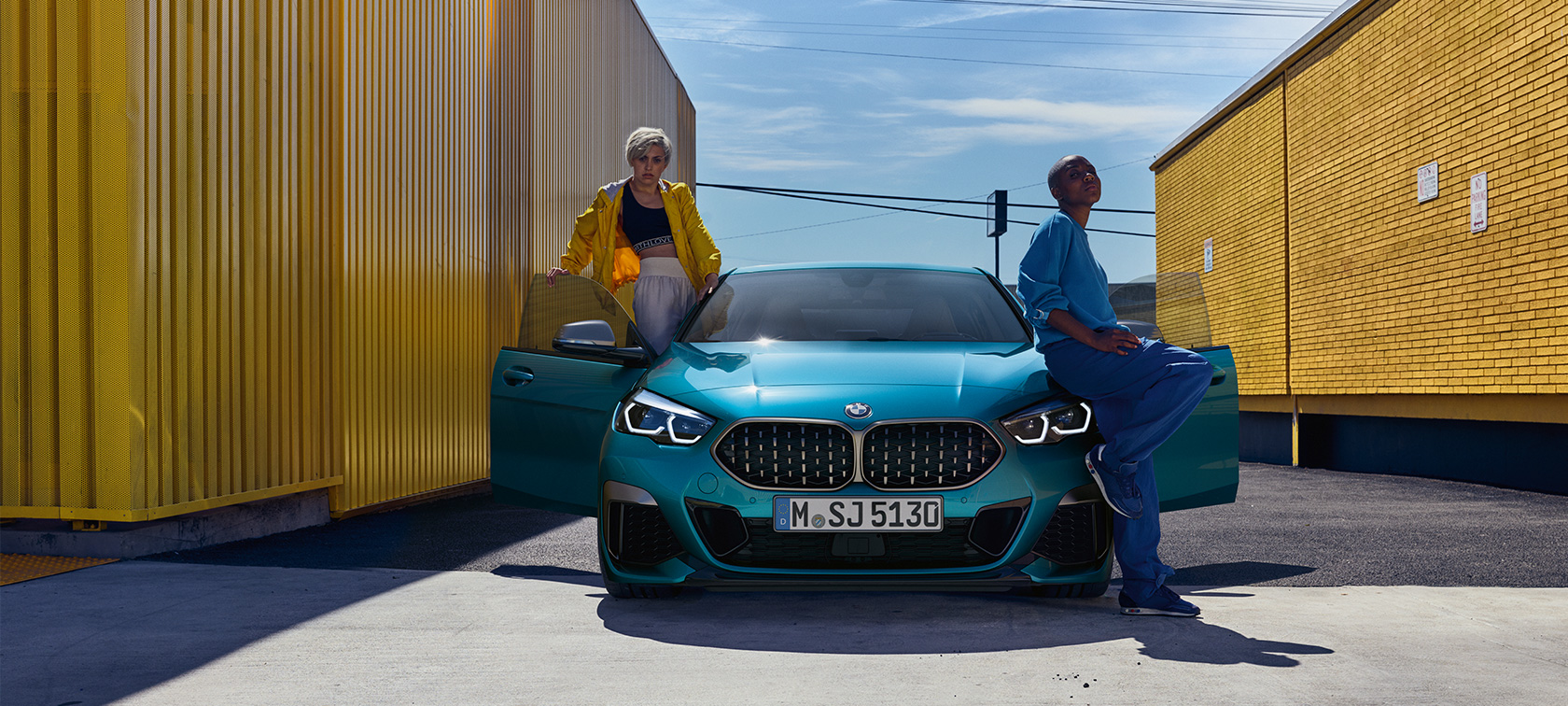 Yeni BMW 2 Serisi Gran Coupé ön kapılar açık olarak önden görünüm Yeni BMW 2 Serisi Gran Coupé Metalik Mavi/Snapper Rocks F44 ön kapılar açık olarak önden görünüm
