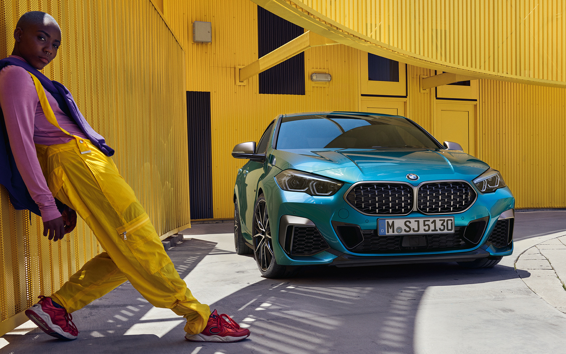 Kafes tasarımına sahip iki parçadan oluşan Böbrek Izgaraları ile BMW 2 Serisi Gran Coupé F44, Metalik Mavi/Snapper Rocks, ön çaprazdan görünüm