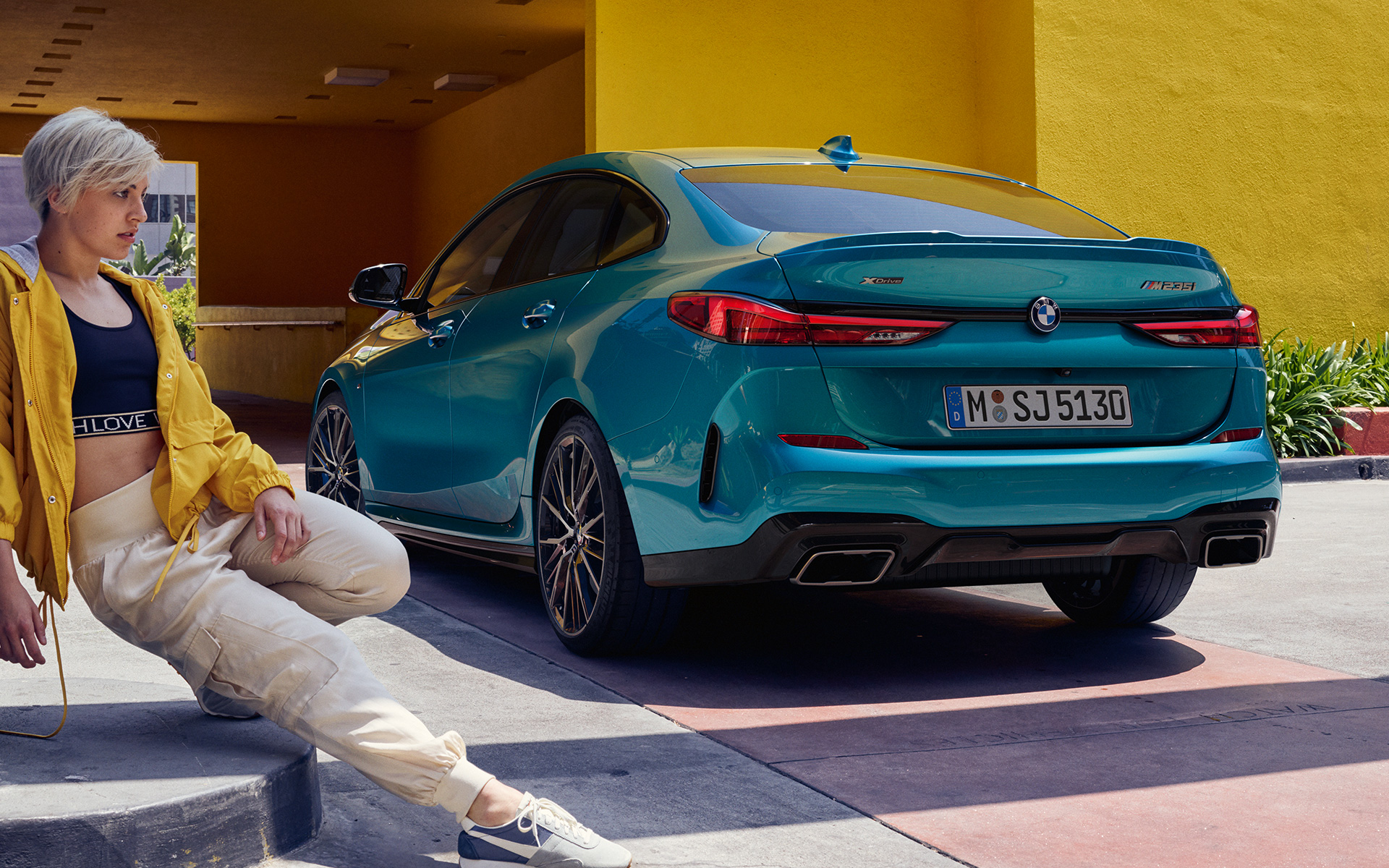 Güçlü arka tasarımı ile BMW 2 Serisi Gran Coupé F44, Metalik Mavi/Snapper Rocks, yan çaprazdan görünüm
