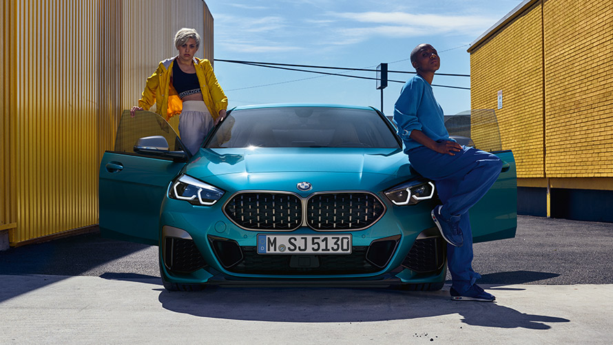 BMW 2 Serisi Gran Coupé F44, önden görünüm BMW 2 Serisi Gran Coupé F44, Metalik Mavi/Snapper Rocks, içinde iki kişi bulunan kapıları açık otomobilin önden görünümü