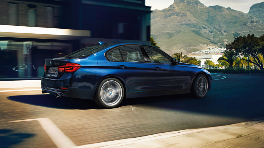 Tanzanite Mavi renkte BMW 3 Serisi Sedan Yolda | BMW Türkiye Tanzanite Mavi renkte BMW 3 Serisi Sedan Yolda | BMW Türkiye