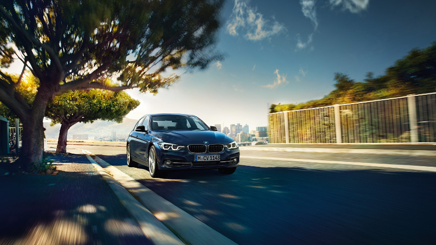 BMW Serisi Sedan Active Cruise Control | BMW Türkiye BMW Serisi Sedan yolda seyir halinde, önden görünüm