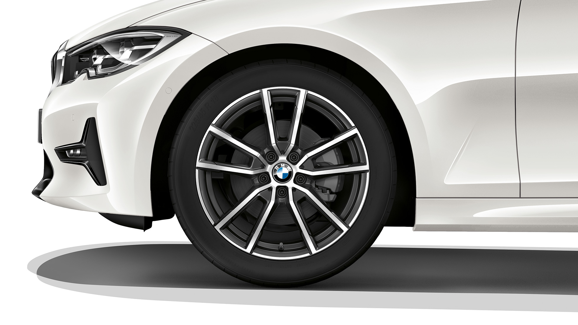 Yeni BMW 3 Serisi Sedan, Sport Line hafif alaşım jantlar. Yeni BMW 3 Serisi Sedan Sport Line hafif alaşım jantlarının yakın çekimi.