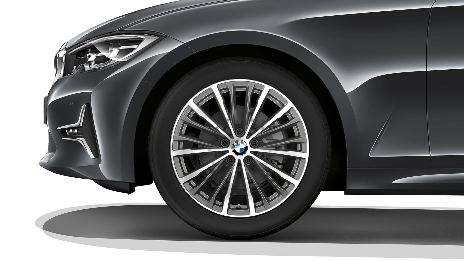 Yeni BMW 3 Serisi Sedan, Luxury Line hafif alaşım jantlar. Yeni BMW 3 Serisi Sedan Luxury Line hafif alaşım jantlarının yakın çekimi.