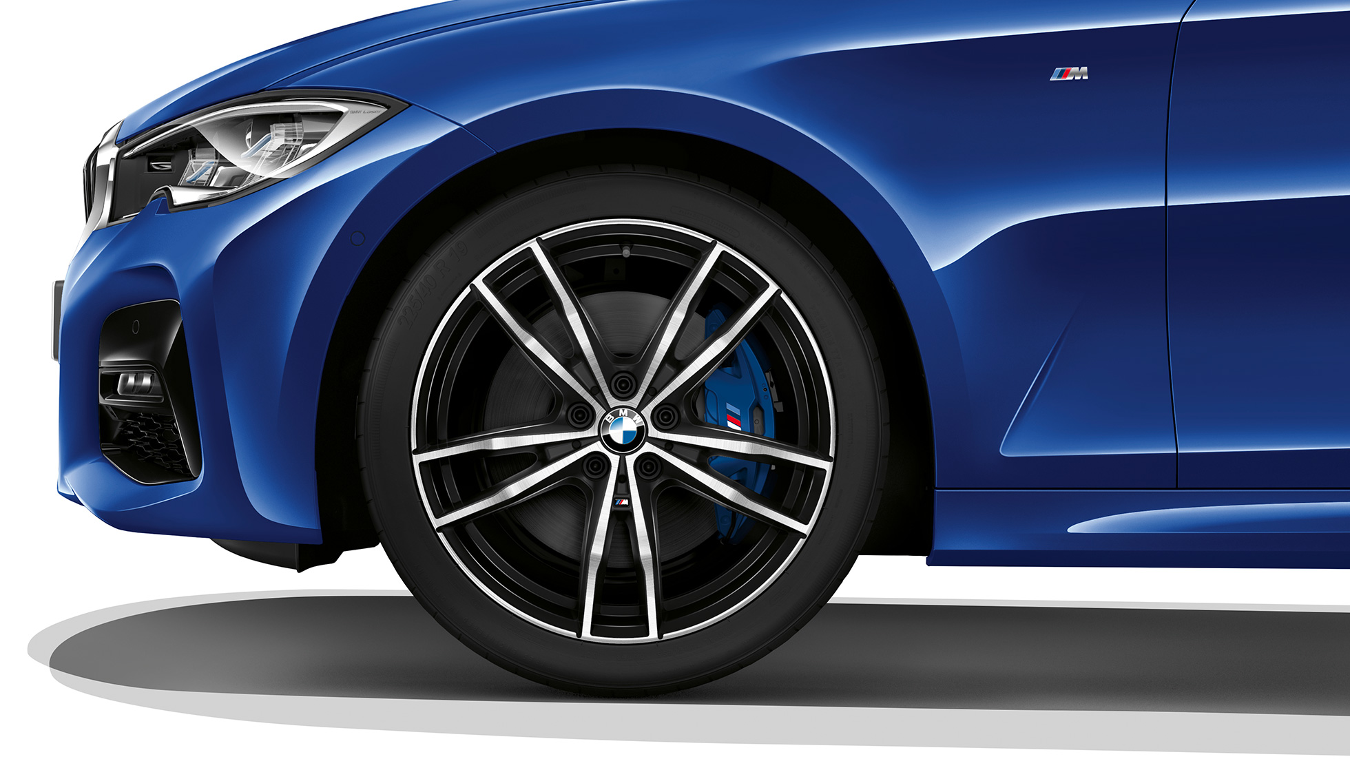 Yeni BMW 3 Serisi Sedan, M Sport Modeli hafif alaşım jantlar. Yeni BMW 3 Serisi Sedan M Sport Modeli hafif alaşım jantların yakın çekimi.