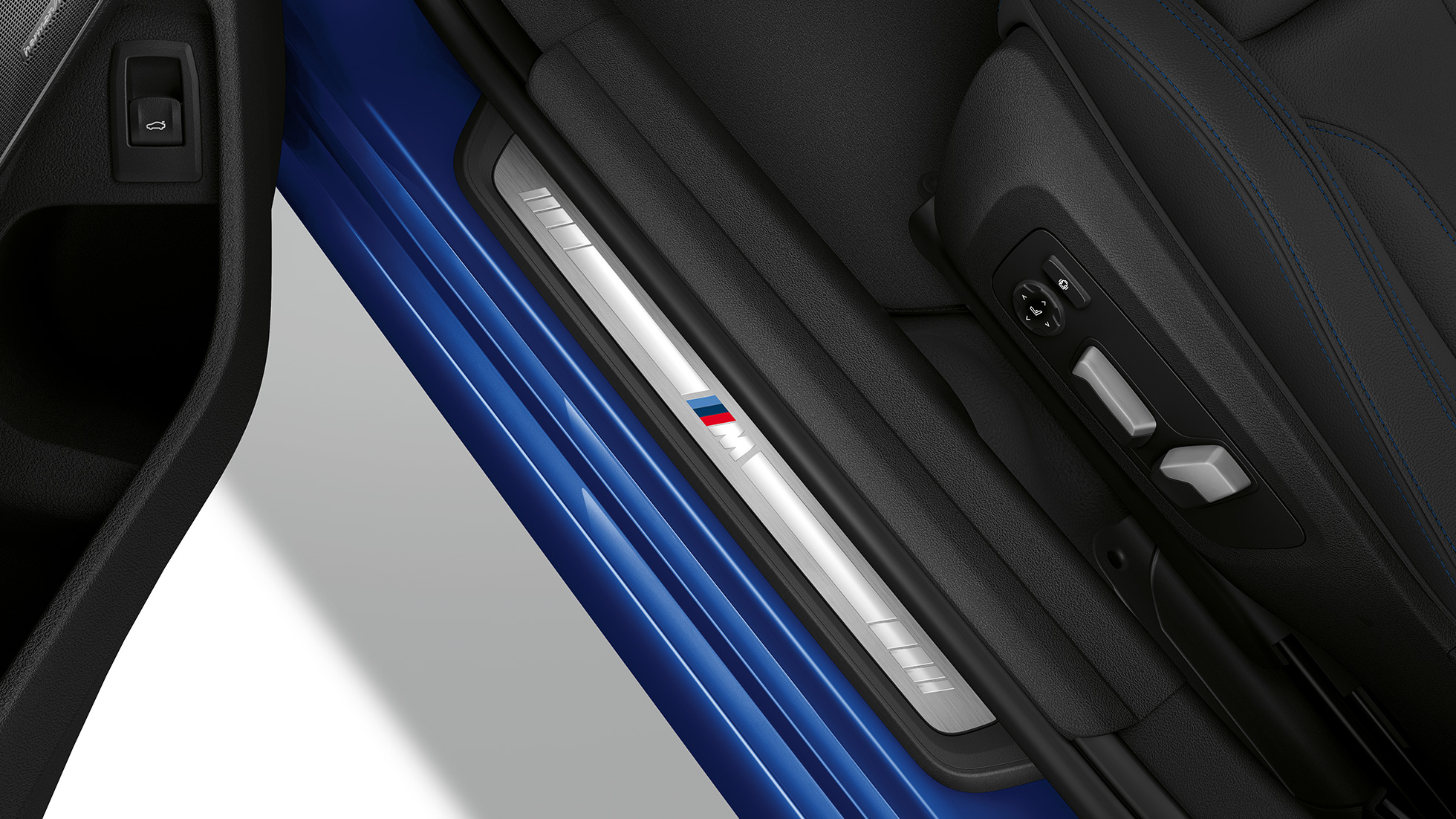 Yeni BMW 3 Serisi Sedan, M Sport Modeli kapı eşik kaplamaları. Yeni BMW 3 Serisi Sedan M Sport Modeli kapı eşiğinin üstten görünümü.