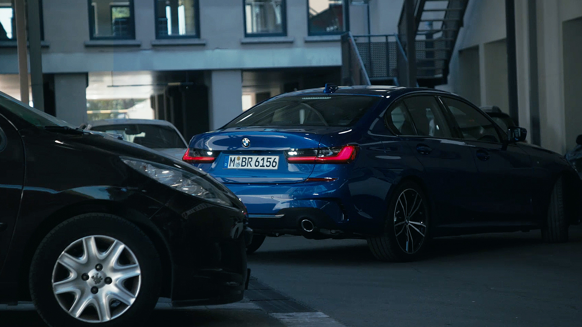 M Performance parçalarıyla BMW 3 Serisi Sedan. M Performance parçalarına sahip BMW 3 Serisi Sedan’ın önden görünümü.