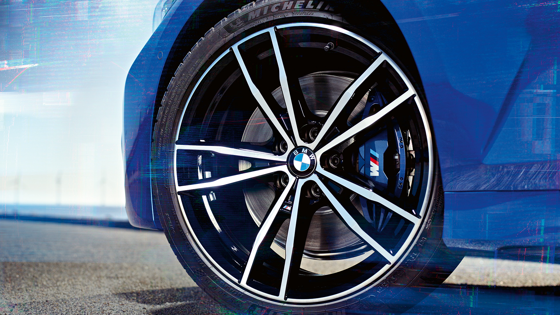 BMW 3 Serisi Sedan, hafif alaşım jantlar 791 M. BMW 3 Serisi Sedan’ın 19 inç, 791 M Siyah hafif alaşım jantlarının yakın çekimi.