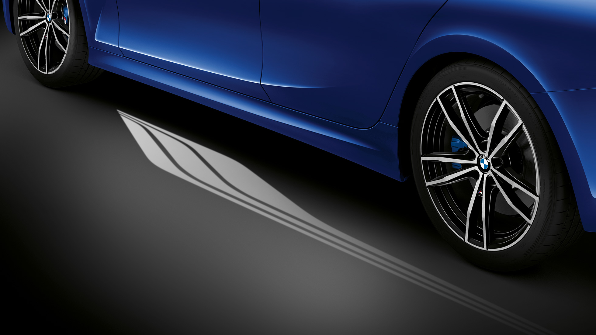 BMW 3 Serisi Sedan, Işıklı Karşılama Halısı. BMW Işıklı Karşılama Halısı ile açık sürücü kapısının detaylı yandan görünümü.