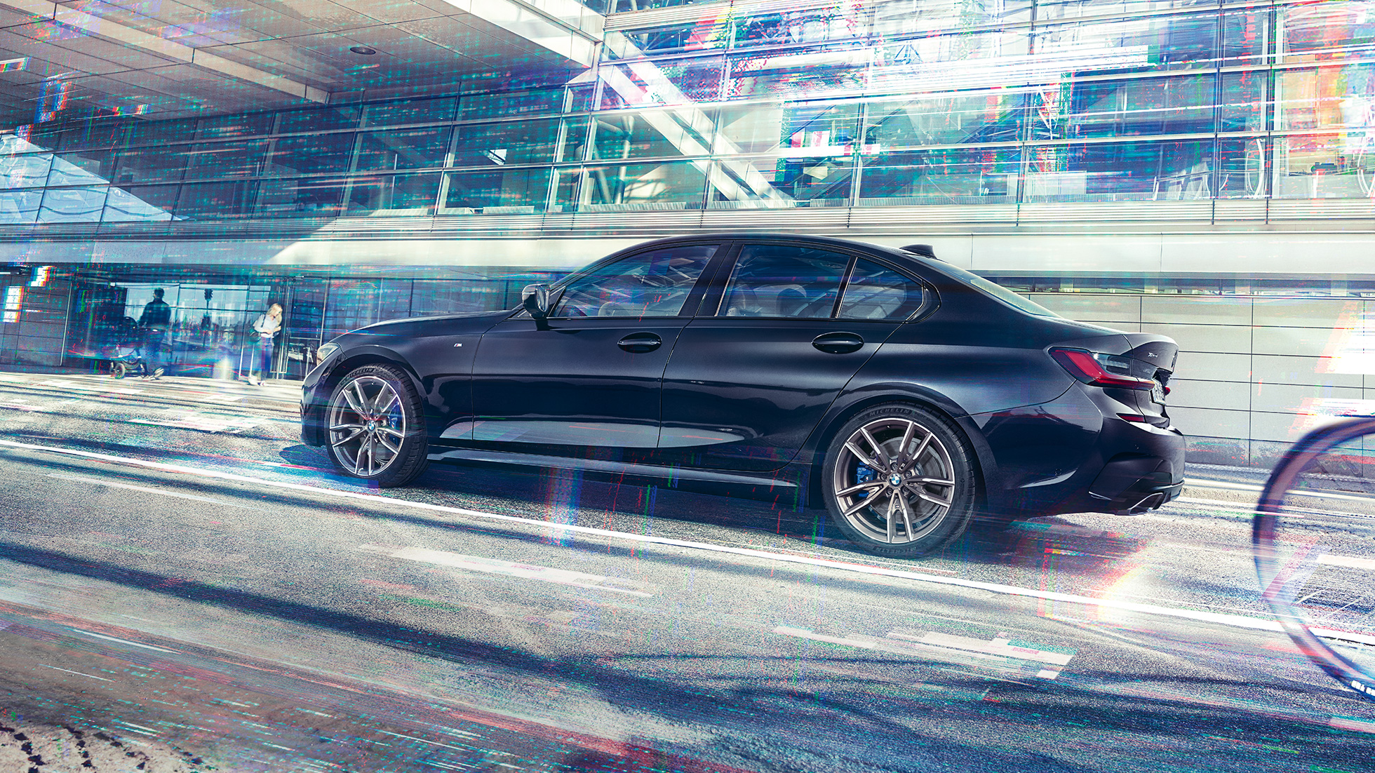 Yeni BMW 3 Serisi Sedan, BMW M340i xDrive. BMW M340i xDrive’ın bina önünde yan görünümü.