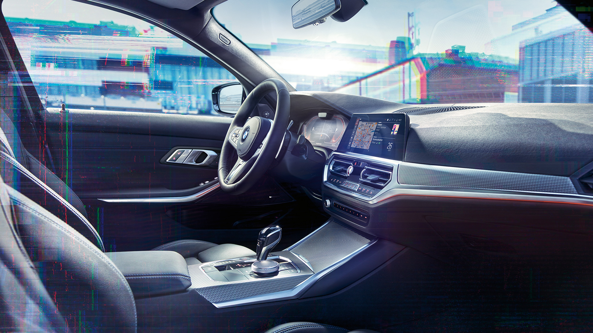 Yeni BMW 3 Serisi Sedan, M gösterge paneli. M modeline özgü ekran ile kokpit ve ön konsolun yandan görünümüyle birlikte Yeni BMW 3 Serisi Sedan’ın iç tasarımının yakın çekimi.
