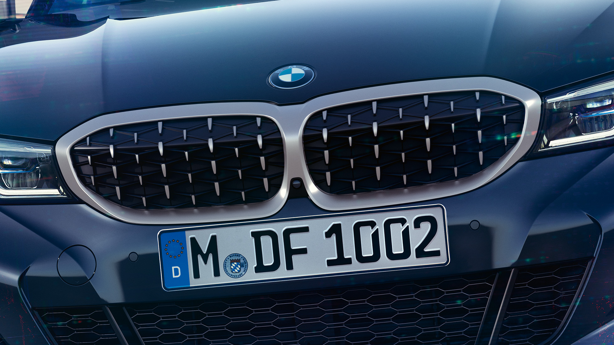 Yeni BMW 3 Serisi Sedan, BMW Çift Böbrek Izgaraları. Yeni BMW 3 Serisi Sedan M340i xDrive’ın kafes tasarımlı BMW Çift Böbrek Izgaralarının önden yakın çekimi.