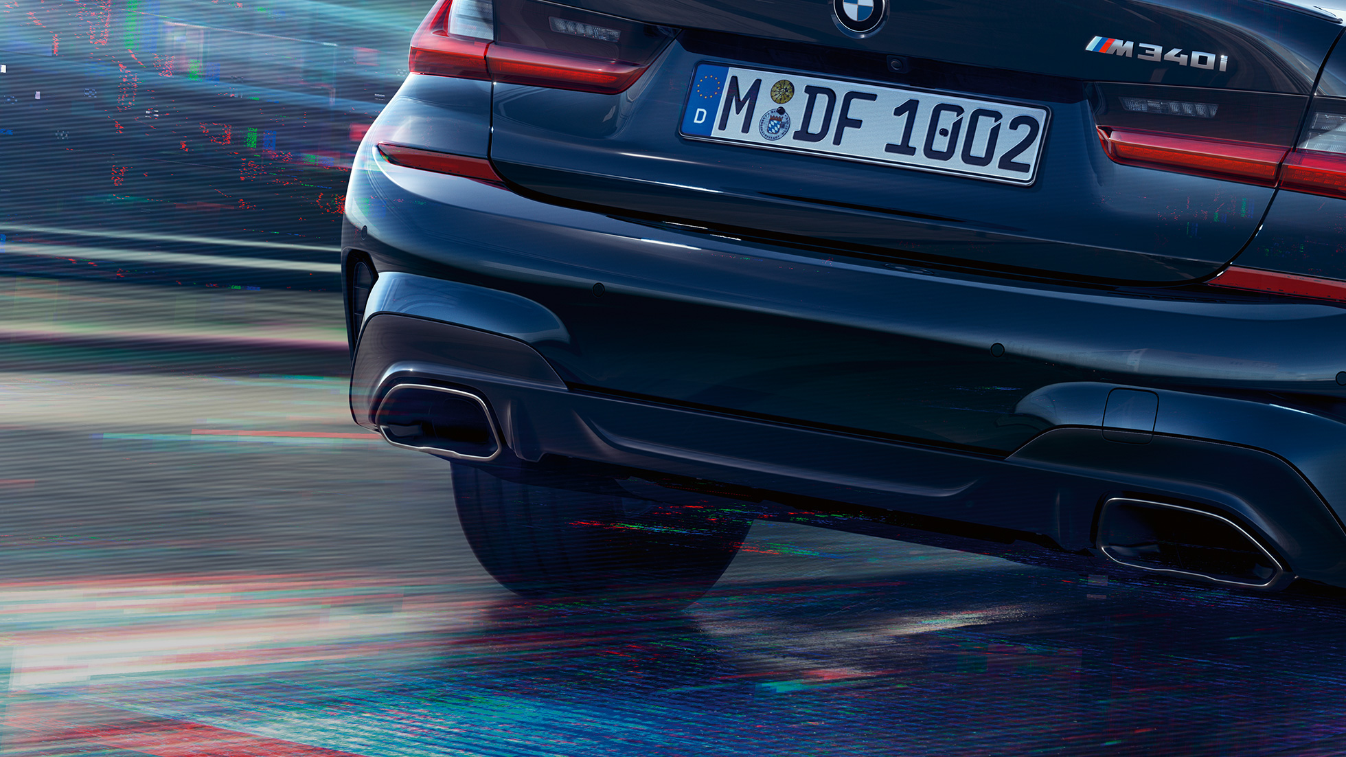 Yeni BMW 3 Serisi Sedan, M egzoz çıkışları. M modeline özel Metalik Cerium gri egzoz çıkışlarıyla Yeni BMW 3 Serisi Sedan’ın arka bölümünün yakın çekimi.