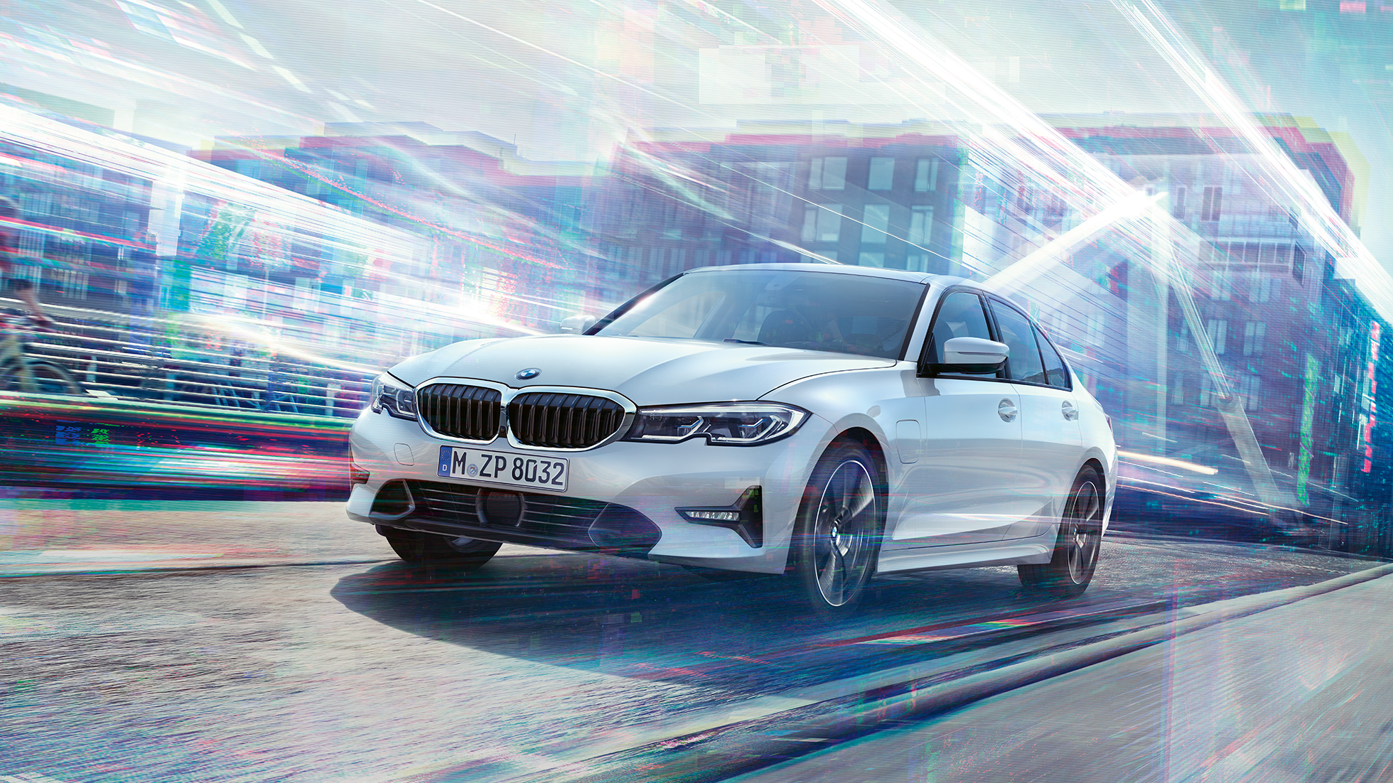 Yeni BMW 3 Serisi Sedan, sürüş halinde 330e. Şehir arka planına karşı sürüş halinde Yeni BMW 3 Serisi Sedan 330e.