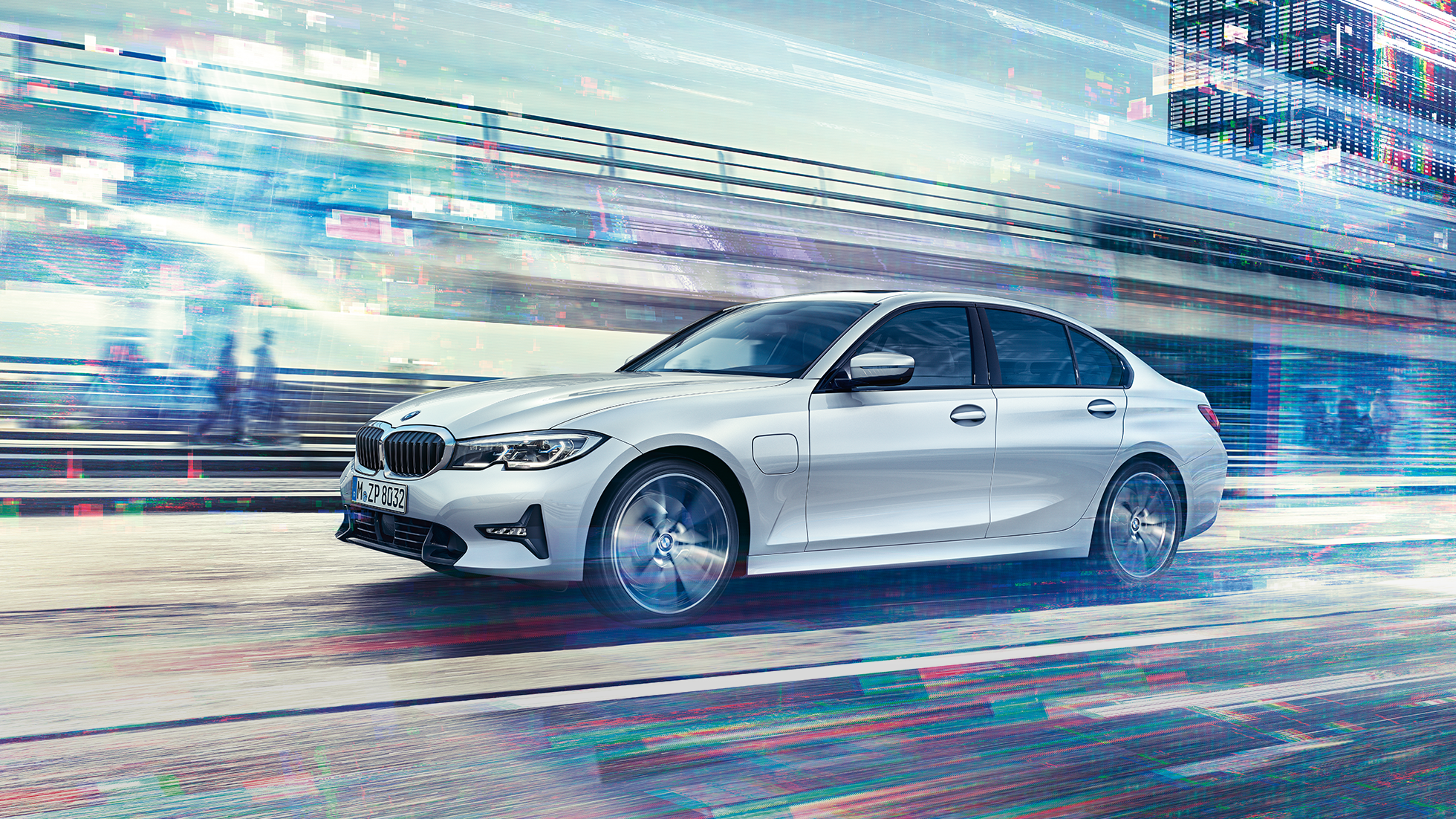 Yeni BMW 3 Serisi Sedan, sürüş sırasında Yeni BMW 3 Serisi Sedan 330e modelinin yandan görünümü. Şehir arka planı önünde, Yeni BMW 3 Serisi Sedan 330e modelinin yandan görünümü.