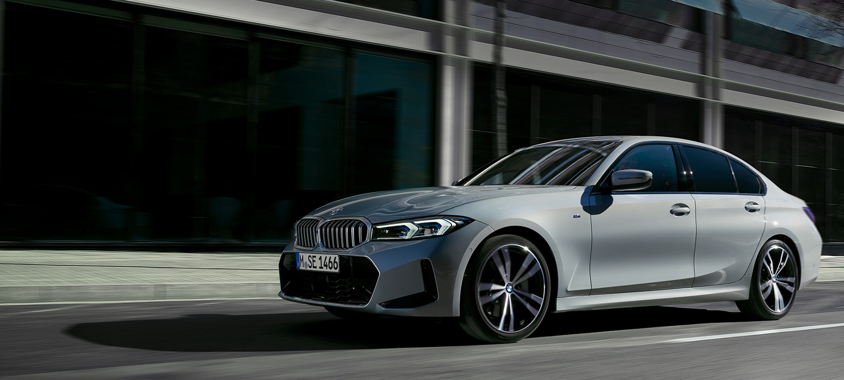 BMW 3 Serisi Sedan LCI G20, Metalik Gri/Brooklyn, duvar önünde hareketsiz halde yandan görünüm