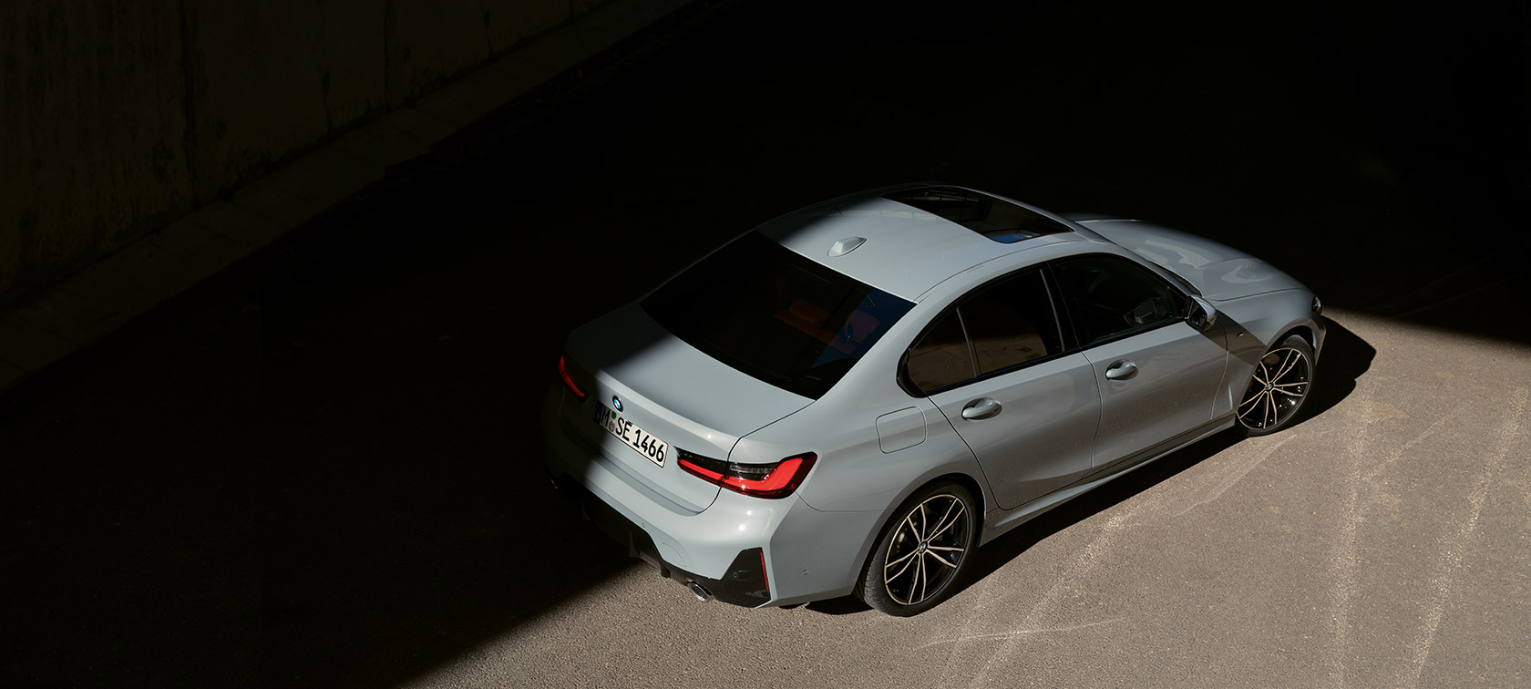 BMW 3 Serisi Sedan LCI G20, Metalik Gri/Brooklyn, hareketsiz halde arka çaprazdan üstten görünüm BMW 3 Serisi Sedan LCI G20, hareketsiz halde arka çaprazdan üstten görünüm