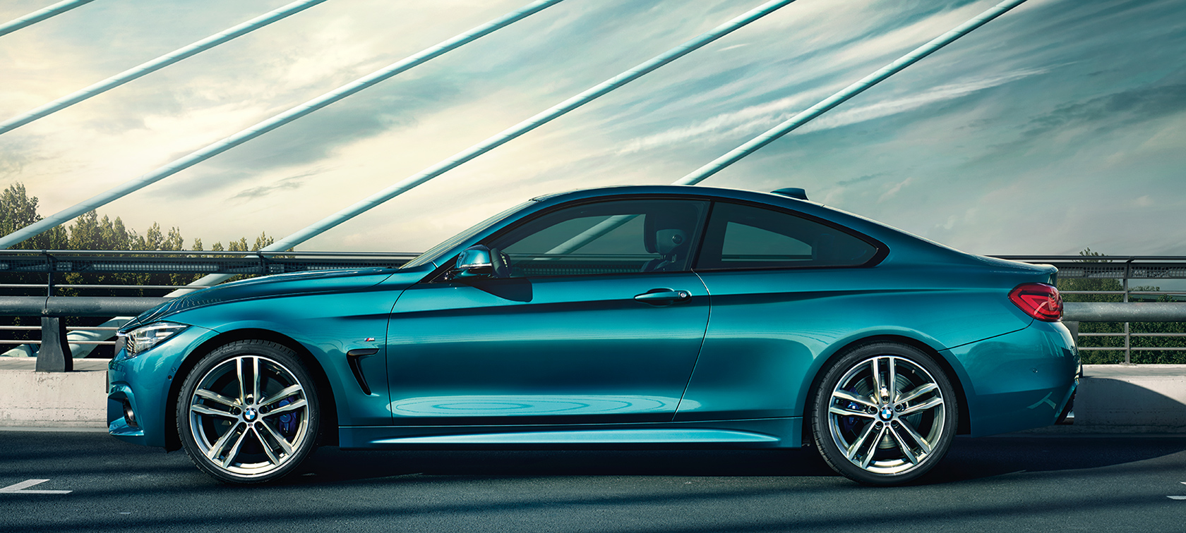 BMW 4 Serisi Coupé - Metalik Mavi/Snapper Rocks | BMW Türkiye Metalik Mavi/Snapper Rocks renginde BMW 4 Serisi Coupé'nin yan görünümü