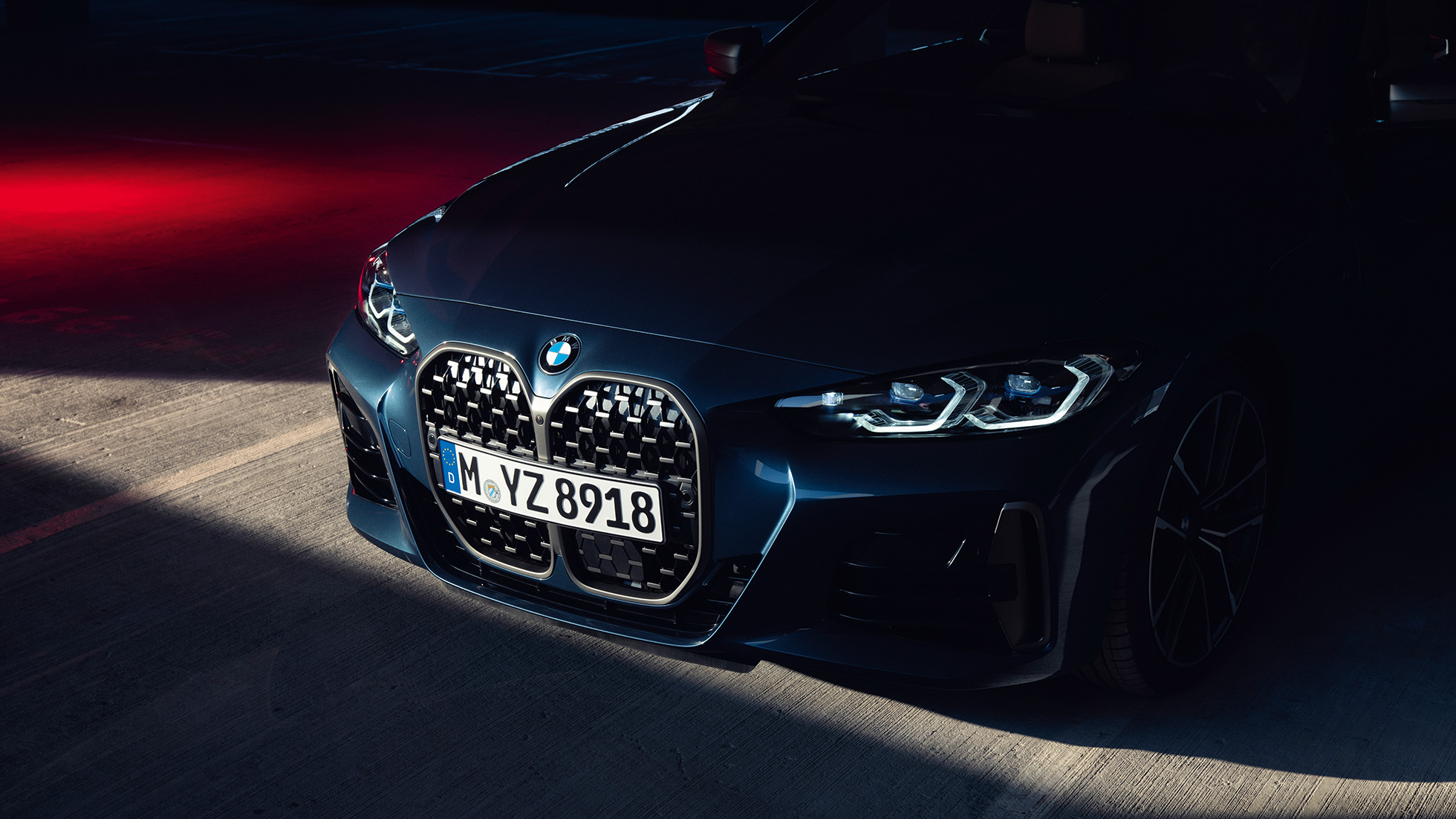 Böbrek Izgaraları önden görünüm BMW 4 Serisi Coupé G22 BMW 4 Serisi Coupé G22 Metalik Mavi/Arctic Blue, yakın çekim Böbrek Izgaralarıyla önden görünüm