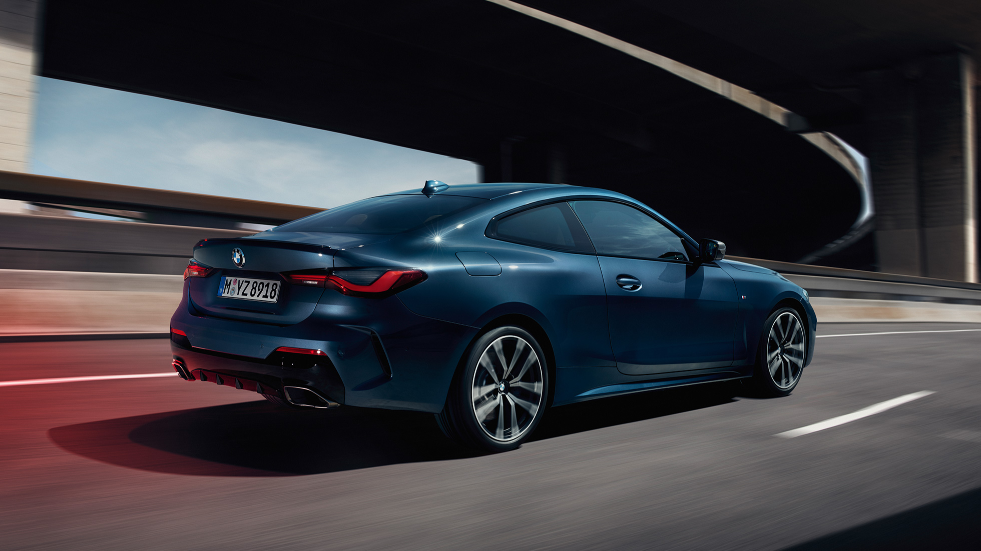 Yandan görünüm BMW 4 Serisi Coupé G22 Metalik Mavi/Arctic Blue BMW 4 Serisi Coupé G22, hareket halinde yandan görünüm