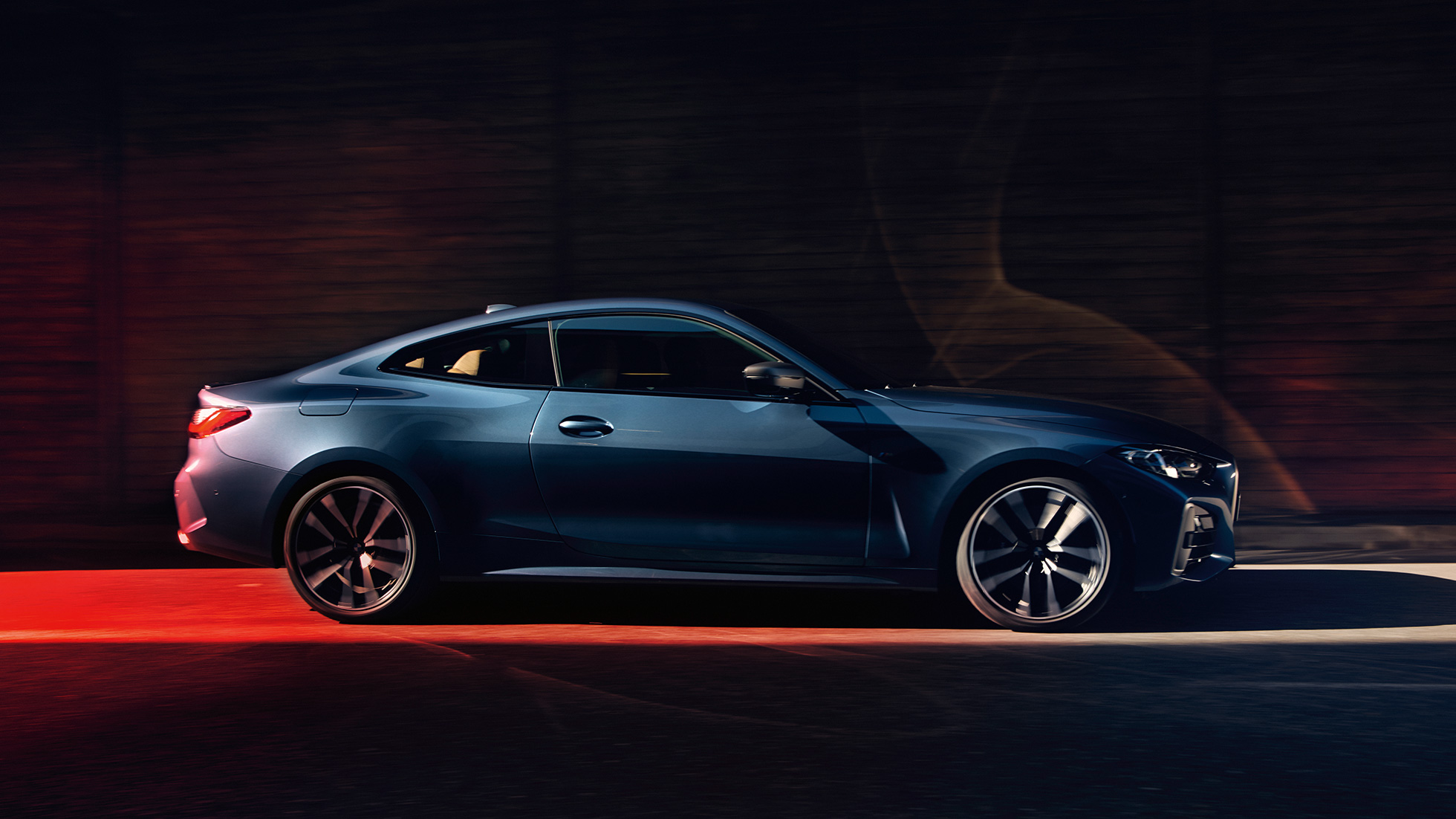 Yandan görünüm BMW 4 Serisi Coupé G22 Metalik Mavi/Arctic Race BMW 4 Serisi Coupé G22, hareket halinde yandan görünüm