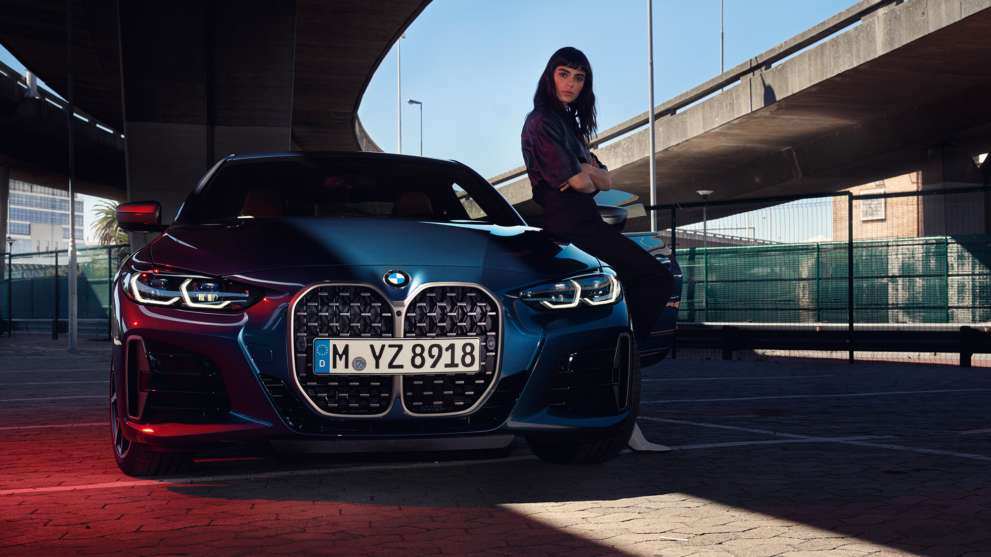 Farlarla birlikte Böbrek Izgaraları önden görünüm BMW 4 Serisi Coupé G22 BMW 4 Serisi Coupé G22 Metalik Mavi/Arctic Race, ön farlarla birlikte Böbrek Izgaralarının model ile önden görünümü
