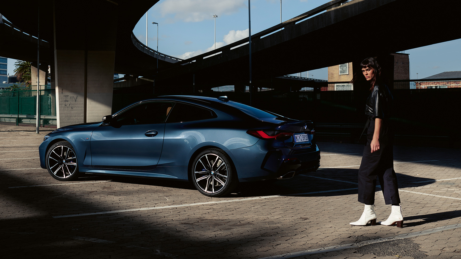 Yandan görünüm akıcı tavan çizgisi BMW 4 Serisi Coupé G22 Metalik Mavi/Arctic Race BMW 4 Serisi Coupé G22, akıcı tavan çizgisi yandan görünüm