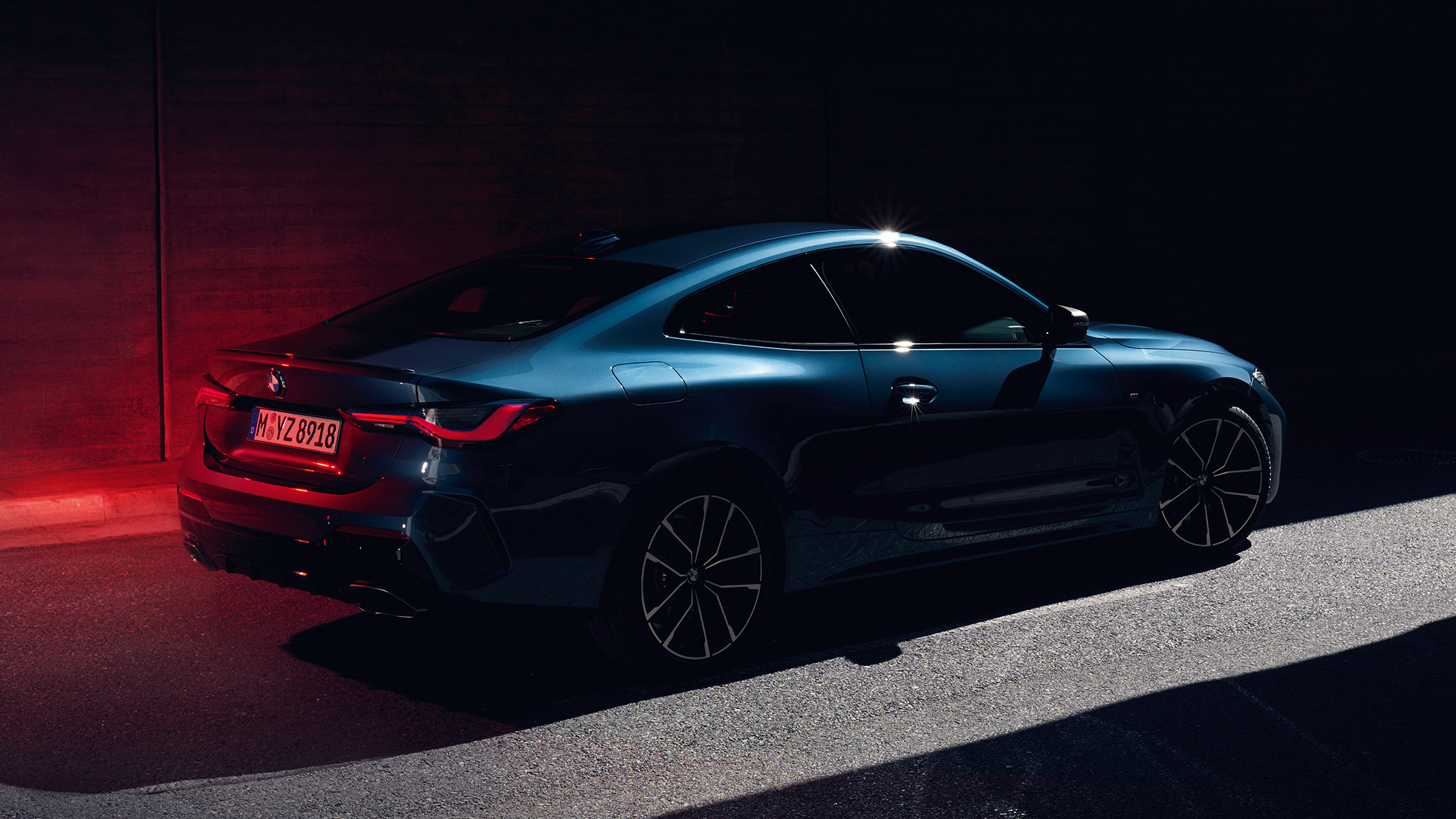 Hofmaister kıvrımıyla omuz kısmının arkadan görünümü BMW 4 Serisi Coupé G22 Metalik Mavi/Arctic Race BMW 4 Serisi Coupé G22, Hofmaister kıvrımıyla omuz kısmının arkadan görünümü