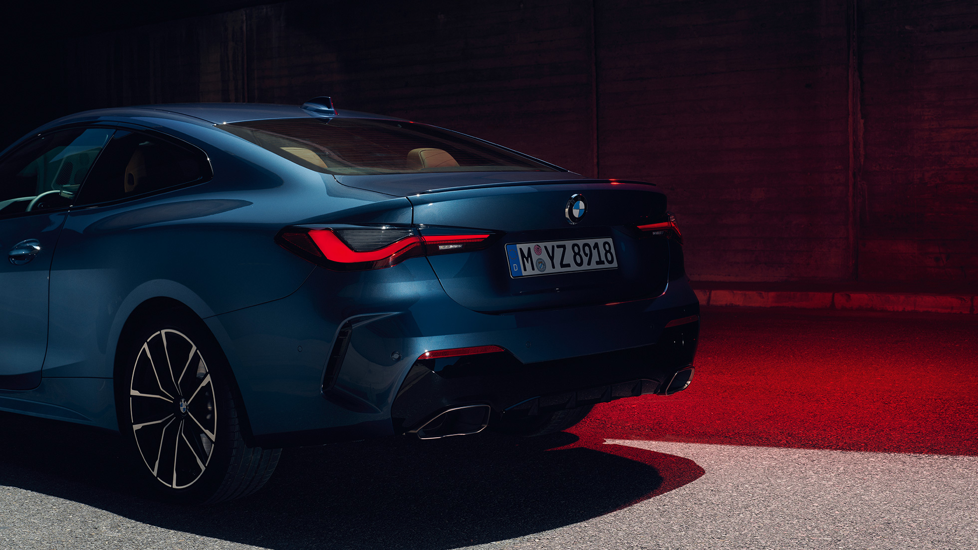 Egzoz çıkışları arkadan görünüm BMW 4 Serisi Coupé G22 Metalik Mavi/Arctic Race BMW 4 Serisi Coupé G22, egzoz çıkışları arkadan görünüm