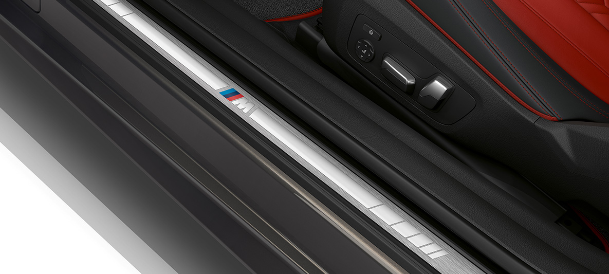 Kapı eşik kaplamaları BMW 4 Serisi Coupé Individual G22 iç tasarım BMW Individual yazılı kapı eşik kaplamaları BMW 4 Serisi Coupé G22 iç tasarım, kokpit