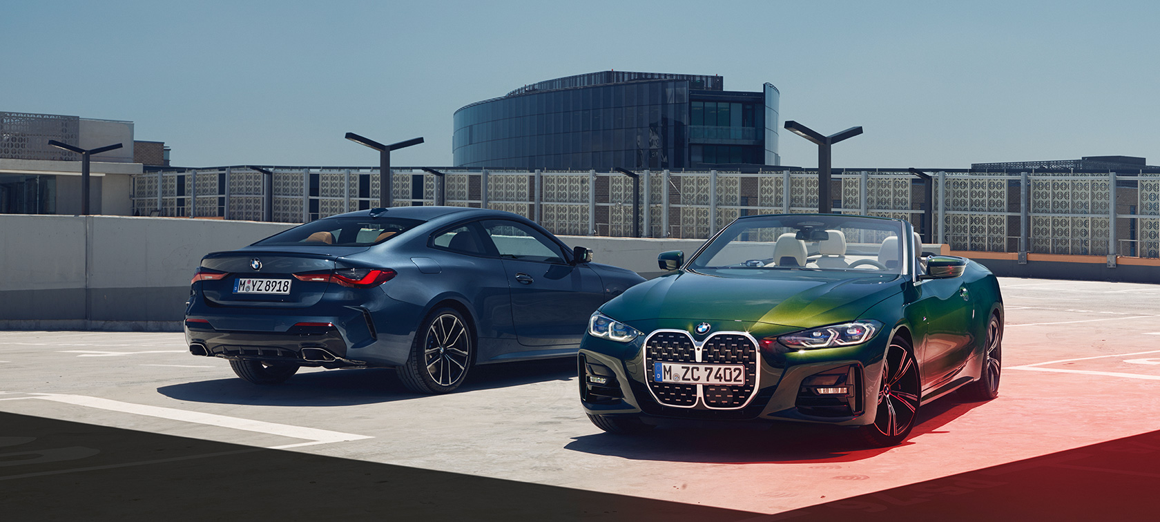 Yeni BMW 4 Serisi Coupé G22 BMW 4 Serisi Cabrio G23 park halinde Yeni BMW 4 Serisi Coupé G22 BMW 4 Serisi Cabrio G23 park halinde