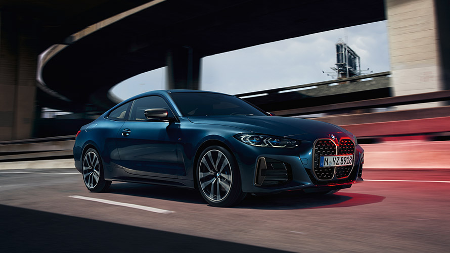 BMW 4 Serisi Coupé G22 yolda yandan görünüm BMW 4 Serisi Coupé G22 ikinci nesil yolda yandan görünüm