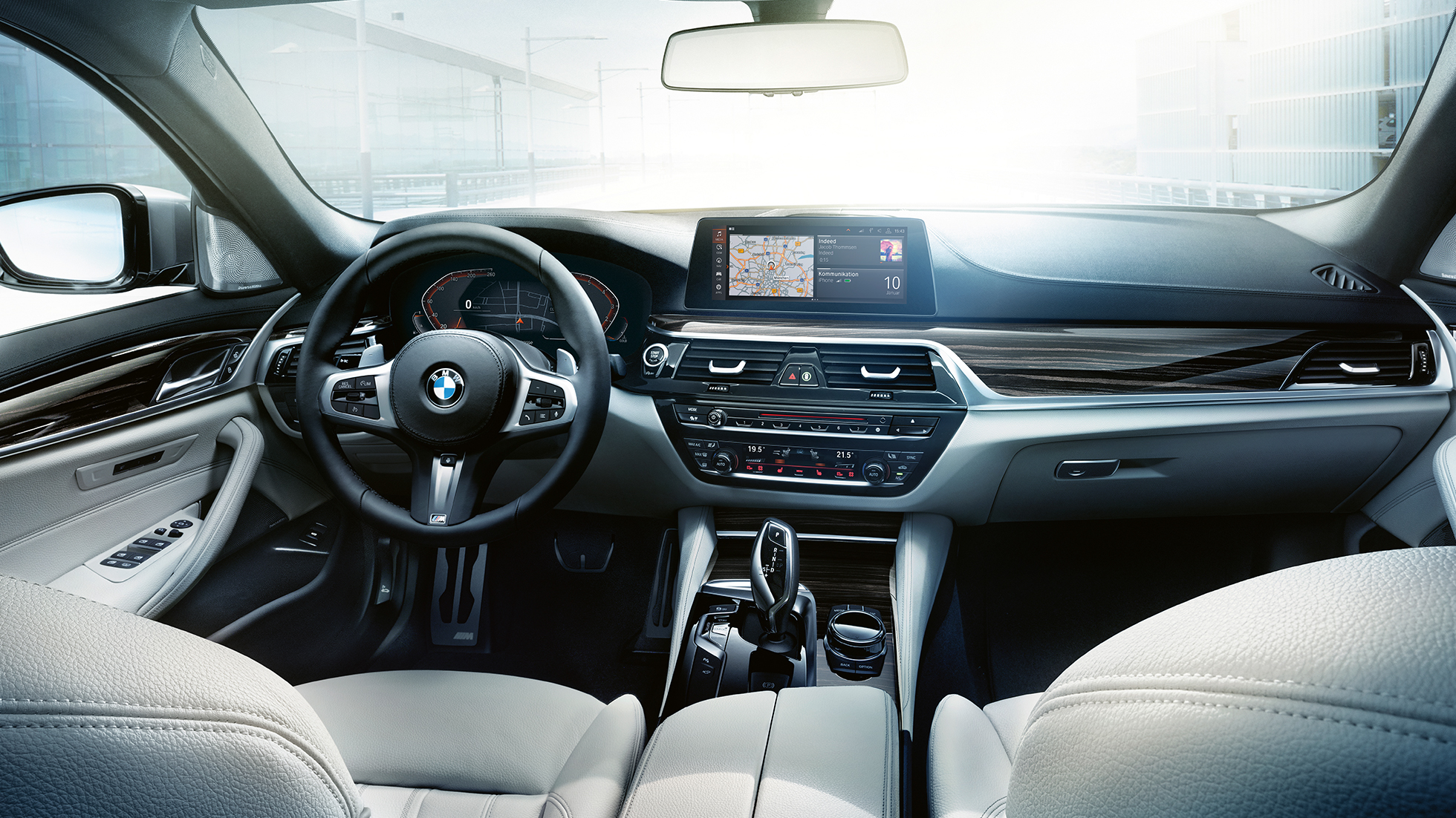 Direksiyon BMW 5 Serisi Sedan Direksiyon - BMW 5 Serisi 540i Sedan G30 metalik Bluestone iç tasarım