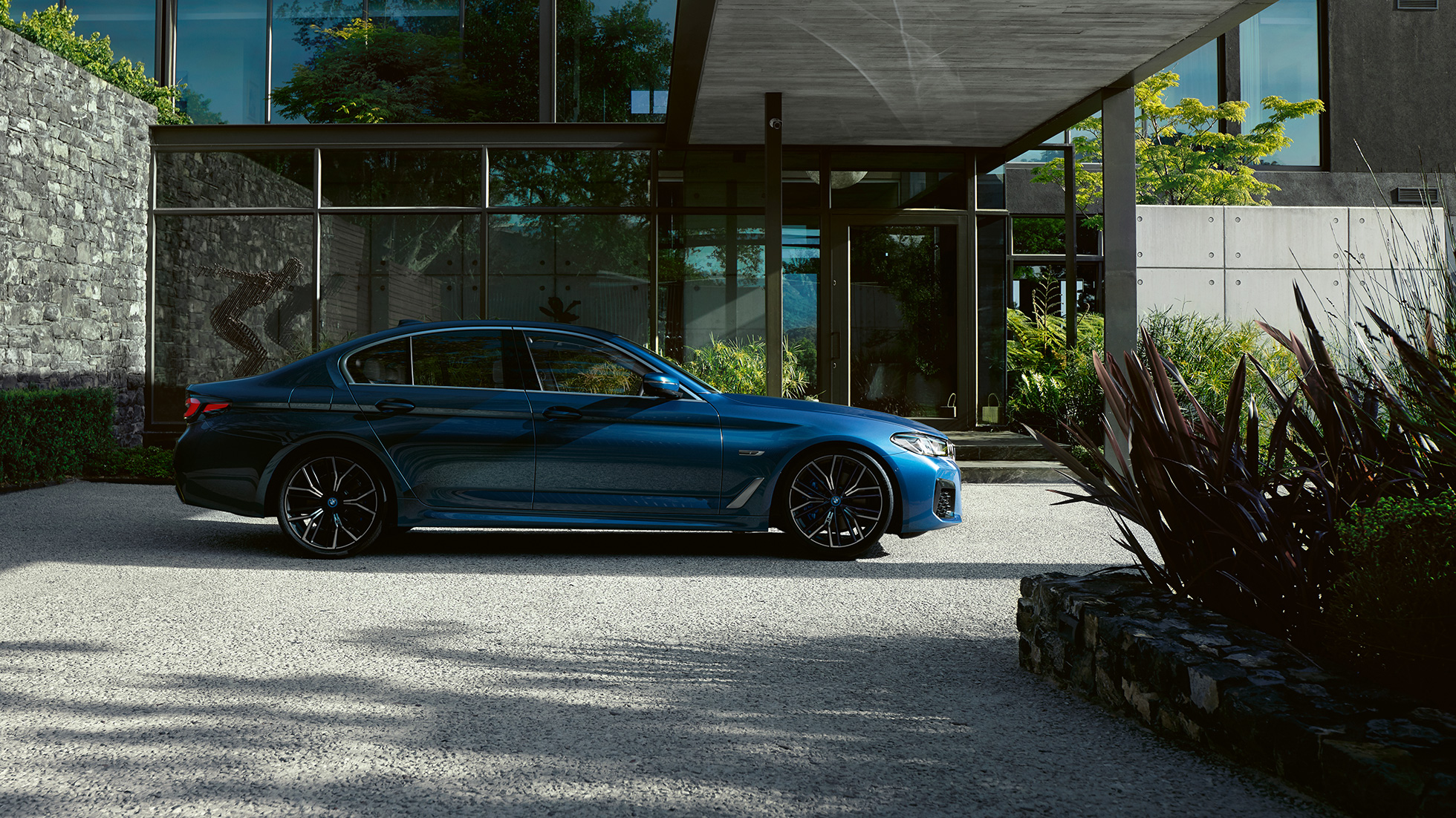 Dış tasarım BMW 5 Serisi Sedan G30 BMW 5 Serisi Sedan G30 Facelift Metalik Mavi/Phytonic park halinde yandan görünüm