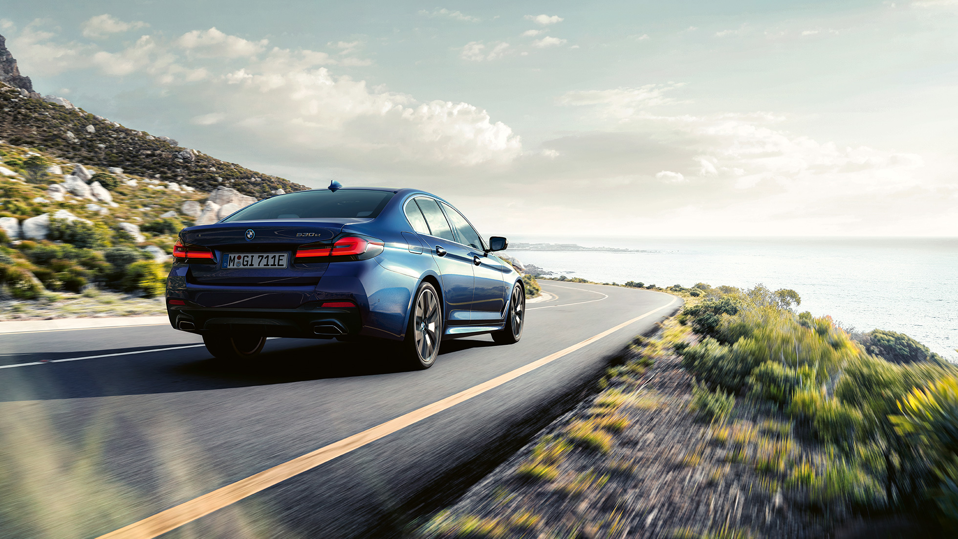 Sürüş Dinamikleri BMW 5 Serisi Sedan G30 Sürüş dinamikleri BMW 5 Serisi Sedan G30 Metalik Mavi/Phytonic sürüş sırasında arkadan görünüm