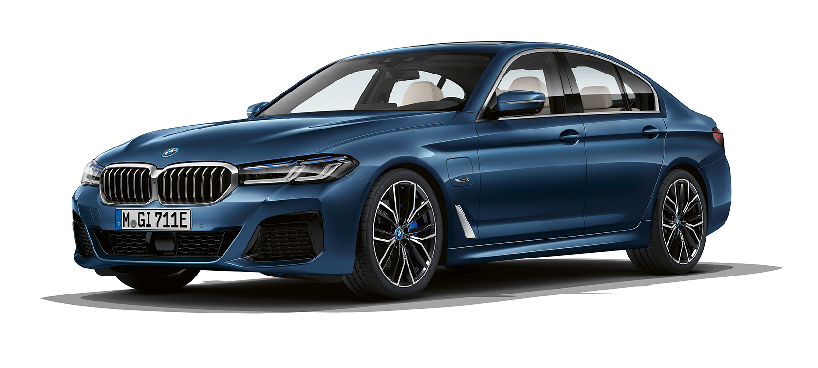 BMW 5 Serisi Sedan G30 hareketsiz haldeyken BMW 5 Serisi Sedan G30 Facelift hareketsiz haldeyken önden görünüm