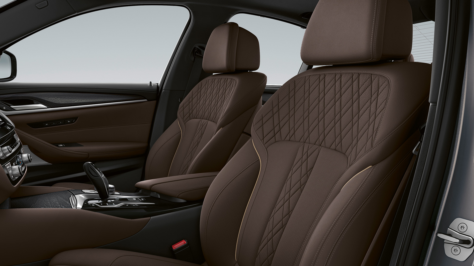 Döşemeler BMW 5 Serisi Sedan G30 Luxury Line İç tasarıma kontrast fitil ve özel dikişiyle özel “Nappa” Mokka deri döşemeler BMW 5 Serisi Sedan 520d xDrive G30 Luxury Line iç tasarım