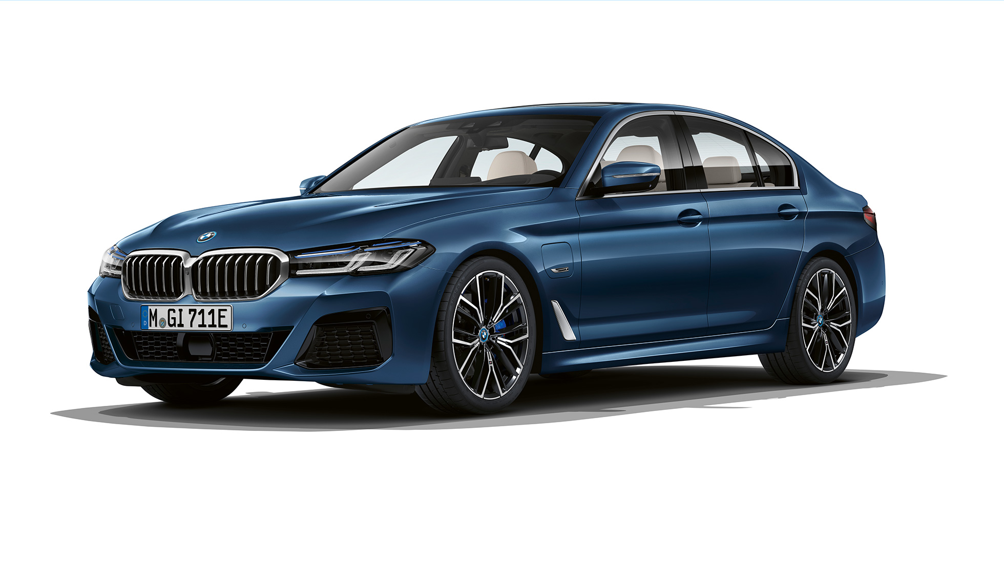 BMW 5 Serisi Sedan G30 Plug-in hybrid M Sport ön tasarım BMW 5 Serisi Sedan 520d xDrive G30 Metalik Beyaz/Alpine M Sport önden görünüm