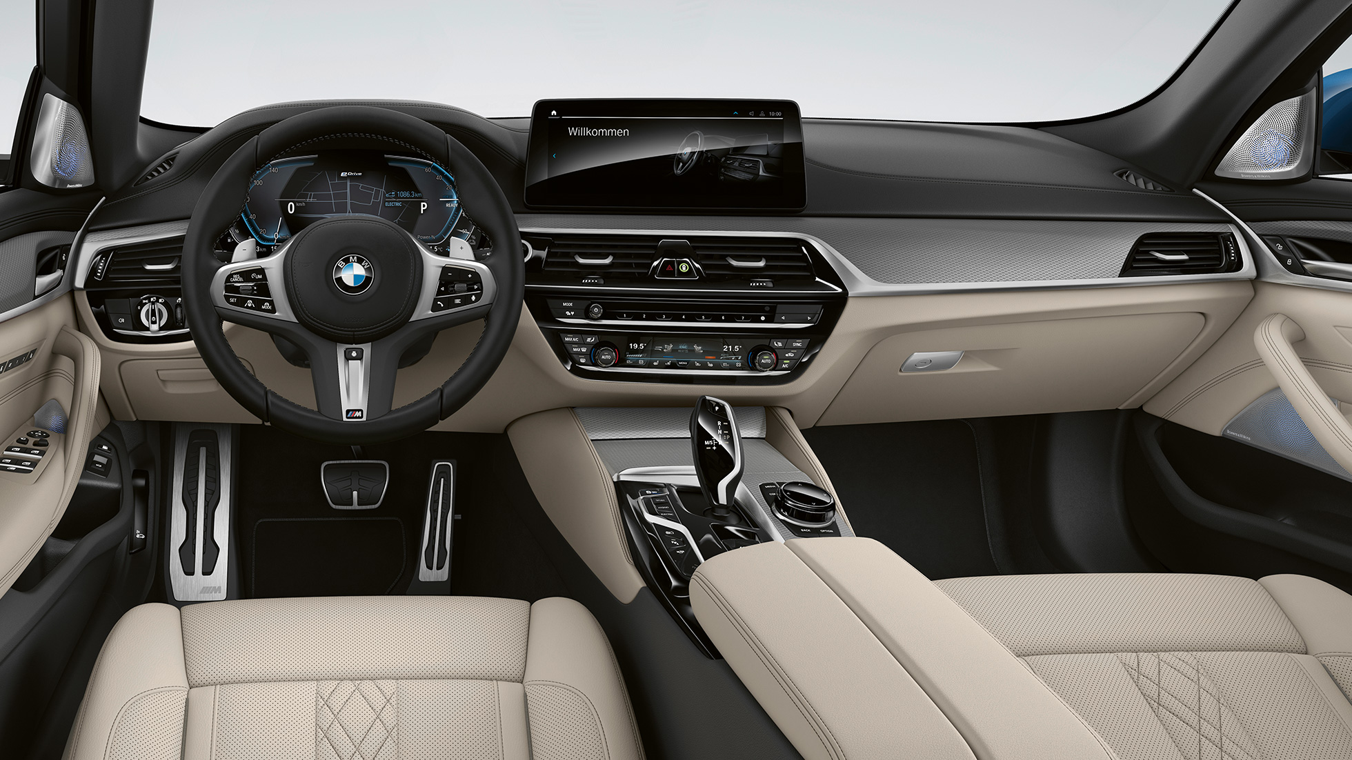Kokpit BMW 5 Serisi Sedan Plug-in hybrid G30 M Sport
Kokpit BMW 5 Serisi Sedan 520d xDrive G30 M Sport Mavi kontrast dikişli “Dakota” siyah deri iç tasarım
