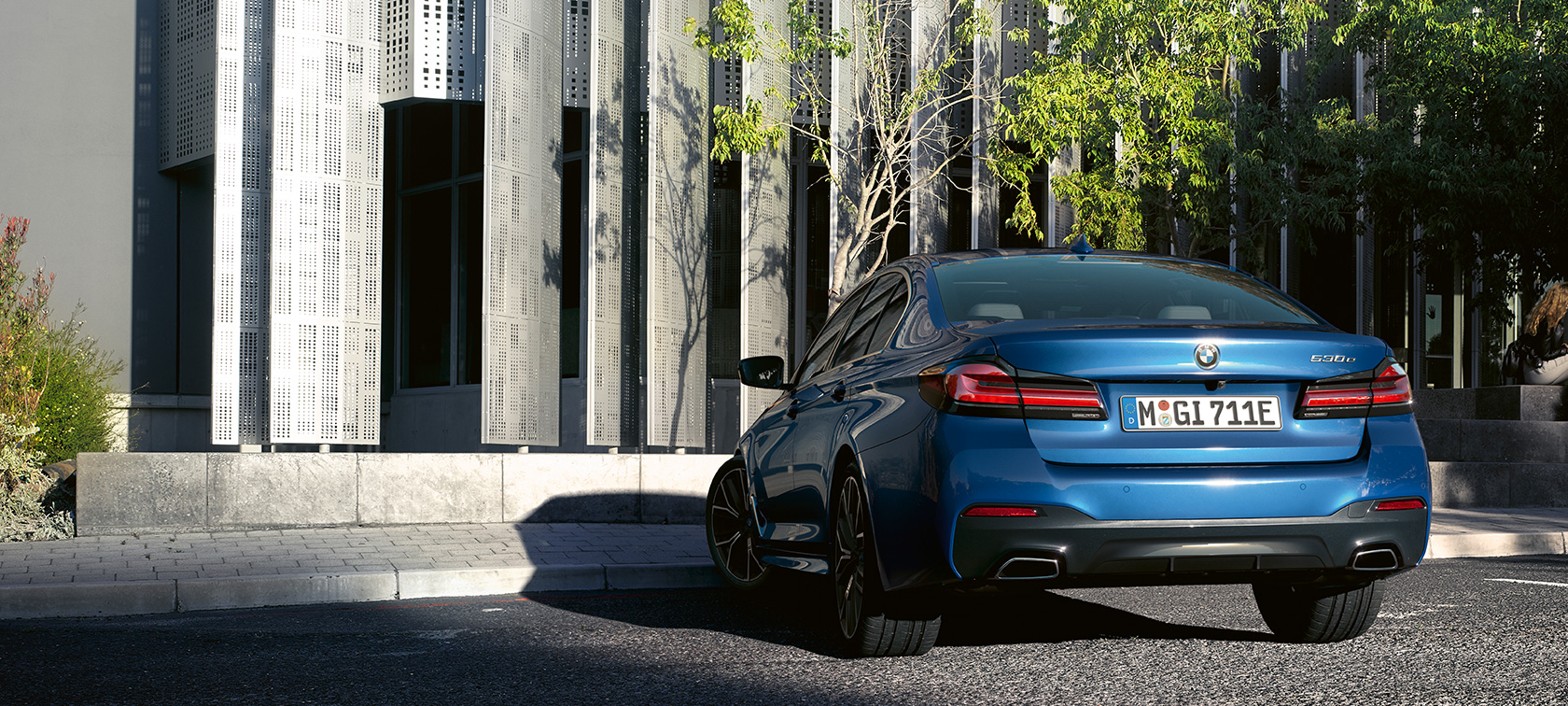 BMW 5 Serisi Sedan G30 hareketsiz haldeyken BMW 5 Serisi Sedan G30 Facelift Metalik Mavi/Phytonic hareketsiz halde arkadan görünüm